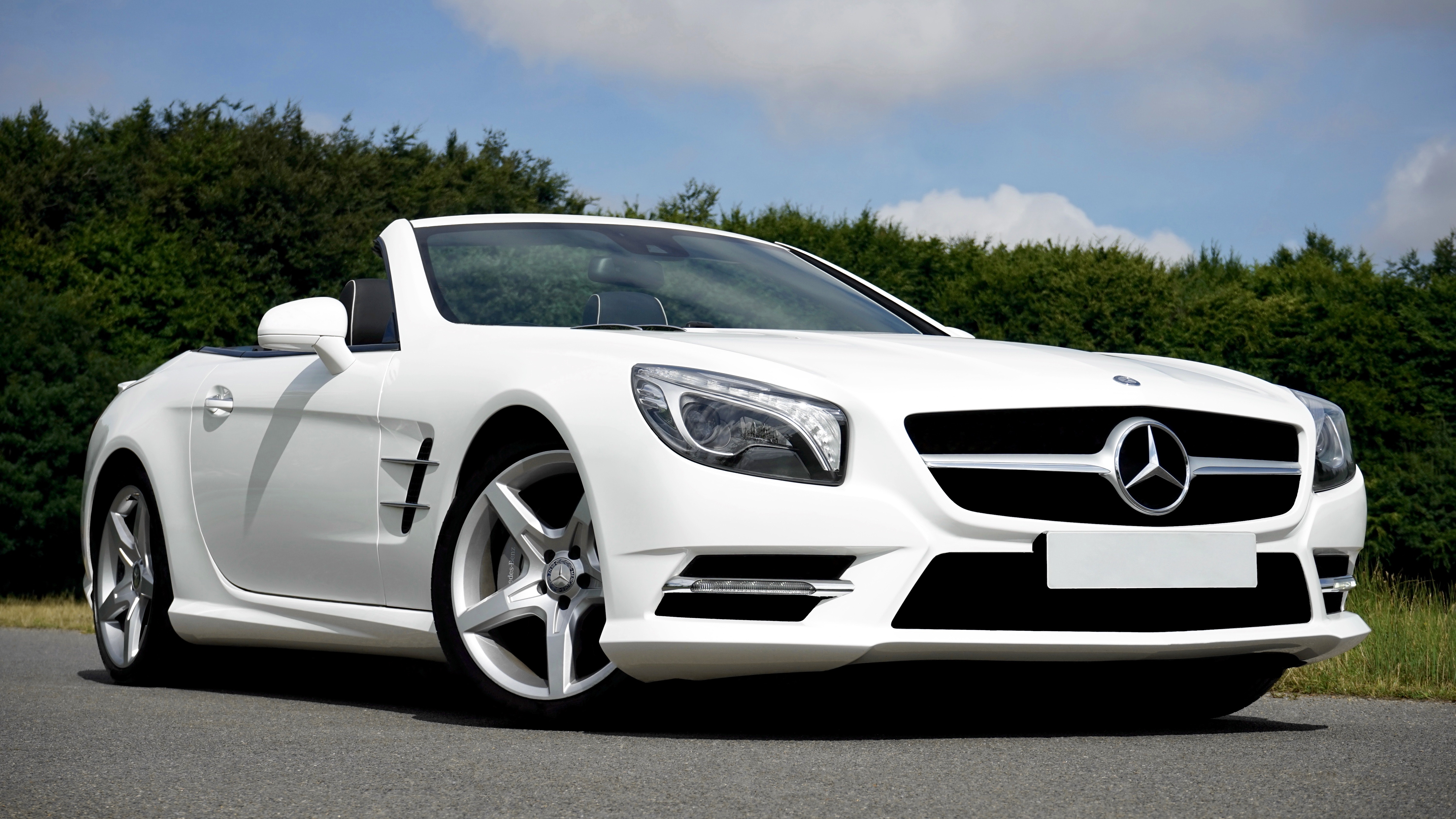 Vit Mercedes cabriolet.